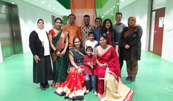 Dr. Iman Ayyad (links stehend) und Haifa Ragab (rechts stehend) vom Integrationsbeirat Burghausen laden zusammen mit der indischen Community zum Lichterfest ein.