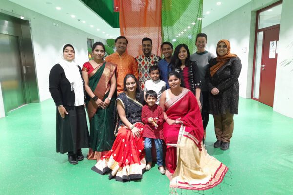 Dr. Iman Ayyad (links stehend) und Haifa Ragab (rechts stehend) vom Integrationsbeirat Burghausen laden zusammen mit der indischen Community zum Lichterfest ein.