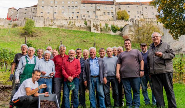 Die Weinbauern in Burghausen: Von links nach rechts: Helmut Friedl, Helmut Appel, Erwin Mayer, Raimondo Battistini, Hubert Thar, Helmut Polzer, Walter Markert, Helmut Hollfelder, Alfons Mayr, Peter Heiling, Manfred Huber, Curt Pfeifenthaler, Harald Rautter, Herbert Rauchenschwandtner, Konrad Krägeloh, Hans Schötz, Thomas Pfeifenthaler, Manfred Unterhitzenberger, Zweiter Bürgermeister Norbert Stranzinger