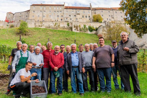 Die Weinbauern in Burghausen: Von links nach rechts: Helmut Friedl, Helmut Appel, Erwin Mayer, Raimondo Battistini, Hubert Thar, Helmut Polzer, Walter Markert, Helmut Hollfelder, Alfons Mayr, Peter Heiling, Manfred Huber, Curt Pfeifenthaler, Harald Rautter, Herbert Rauchenschwandtner, Konrad Krägeloh, Hans Schötz, Thomas Pfeifenthaler, Manfred Unterhitzenberger, Zweiter Bürgermeister Norbert Stranzinger