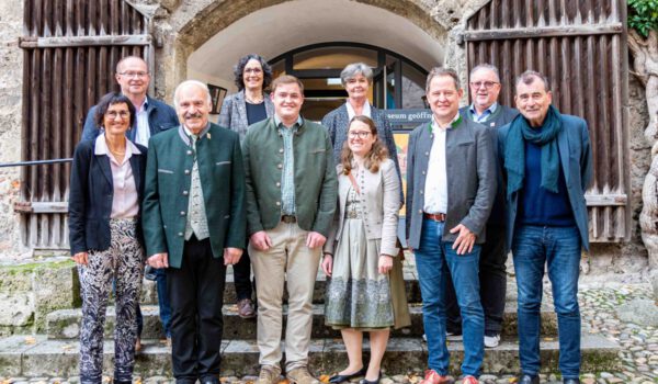 Gruppenfoto vor dem Eingang zum Stadtmuseum. Von links nach rechts: Sigrid Resch, Geschäftsführerin Burghauser Touristik GmbH, Johannes Waidbacher, Erster Bürgermeister Braunau, Friedrich Schwarzenhofer, Altbürgermeister Mattighofen, Eva Gilch, Leiterin Stadtmuseum, Helmut Zauner, Vizebügermeister Mattighofen, Corinna Ulbert-Wild, stellv. Leiterin Stadtmusem, Begleitung von Helmut Zauner, Erster Bürgermeister Florian Schneider, Geschäftsstellenleiter Werner Lechner und Altbürgermeister Hans Steindl.