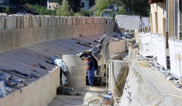 Die vhs Fotogruppe Burghausen hat die gesamte Baustelle an der Salzach mit mehreren Fotografen begleitet. Die Stadt Burghausen ist für diese Dokumentation und Unterstützung sehr dankbar.