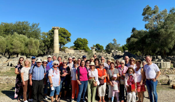 Gruppenfoto Reisegruppe Stadt geht auf Reisen mit Reisebegleitung durch Ersten Bürgermeister Florian Schneider (rechts).