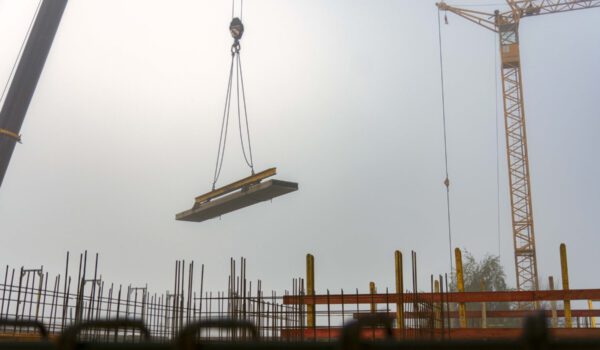 Eine Dachplatte schwebt über der Baustelle