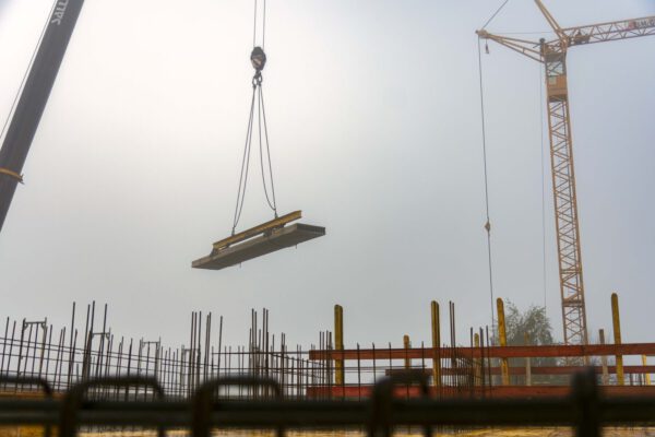 Eine Dachplatte schwebt über der Baustelle