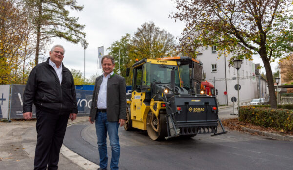 Erster Bürgermeister Florian Schneider (re.) und Zweiter Bürgermeister und Projektleiter Norbert Stranzinger an der Salzlände. Im Hintergrund werden die letzten Asphaltschichten aufgebracht. Eine Muss-Baustelle mit einem verfrühten Ende, die im Kostenrahmen geblieben ist. Keine Selbstverständlichkeit, daher zeigt sich der Erste Bürgermeister Schneider sehr zufrieden.