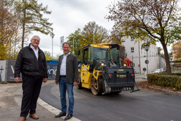 Erster Bürgermeister Florian Schneider (re.) und Zweiter Bürgermeister und Projektleiter Norbert Stranzinger an der Salzlände. Im Hintergrund werden die letzten Asphaltschichten aufgebracht. Eine Muss-Baustelle mit einem verfrühten Ende, die im Kostenrahmen geblieben ist. Keine Selbstverständlichkeit, daher zeigt sich der Erste Bürgermeister Schneider sehr zufrieden.