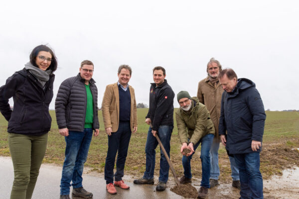 Die Erde macht den Unterschied: Amira Zaghdoudi von der Ökomodellregion (v.l.); Landwirt Andreas Remmelberger aus Burgkirchen, Erster Bürgermeister von Burghausen Florian Schneider, Landwirt Simon Steinberger aus Burghausen; Holger Lundt BUND; Gunter Strebel Umweltreferent der Stadt Burghausen und Prof. Dr. Kurt Hülsbergen von der TUM auf dem Versuchsfeld von Landwirt Steinberger.