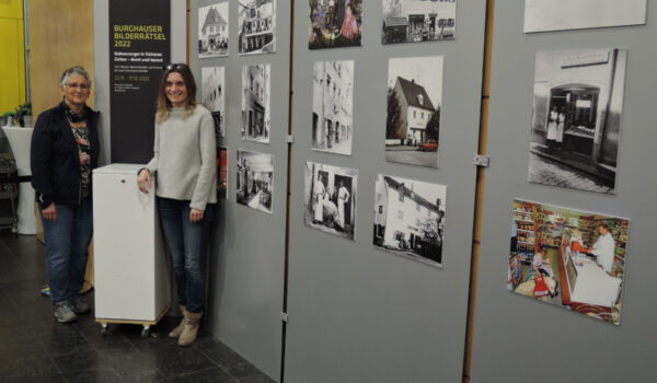 Elisabeth Bente und Ines Auerbach vom Haus der Fotografie, die das Bilderrätsel wieder zusammengestellt und im Bürgerhaus aufgebaut haben.