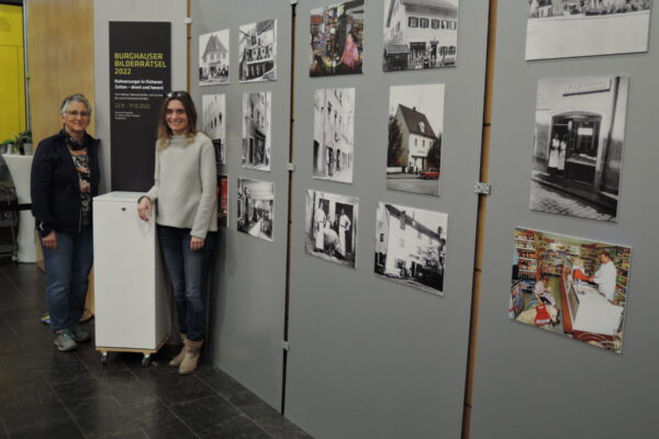 Elisabeth Bente und Ines Auerbach vom Haus der Fotografie, die das Bilderrätsel wieder zusammengestellt und im Bürgerhaus aufgebaut haben.