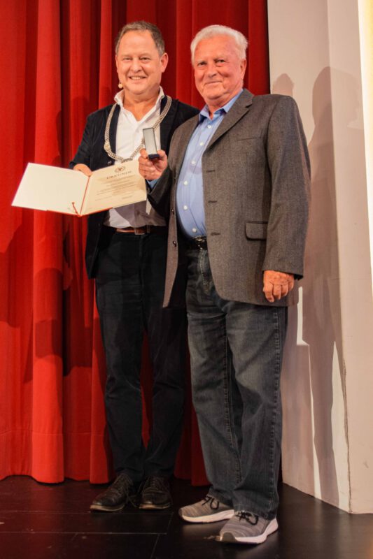 Curt Pfeifenthaler (re.) und Erster Bürgermeister Florian Schneider