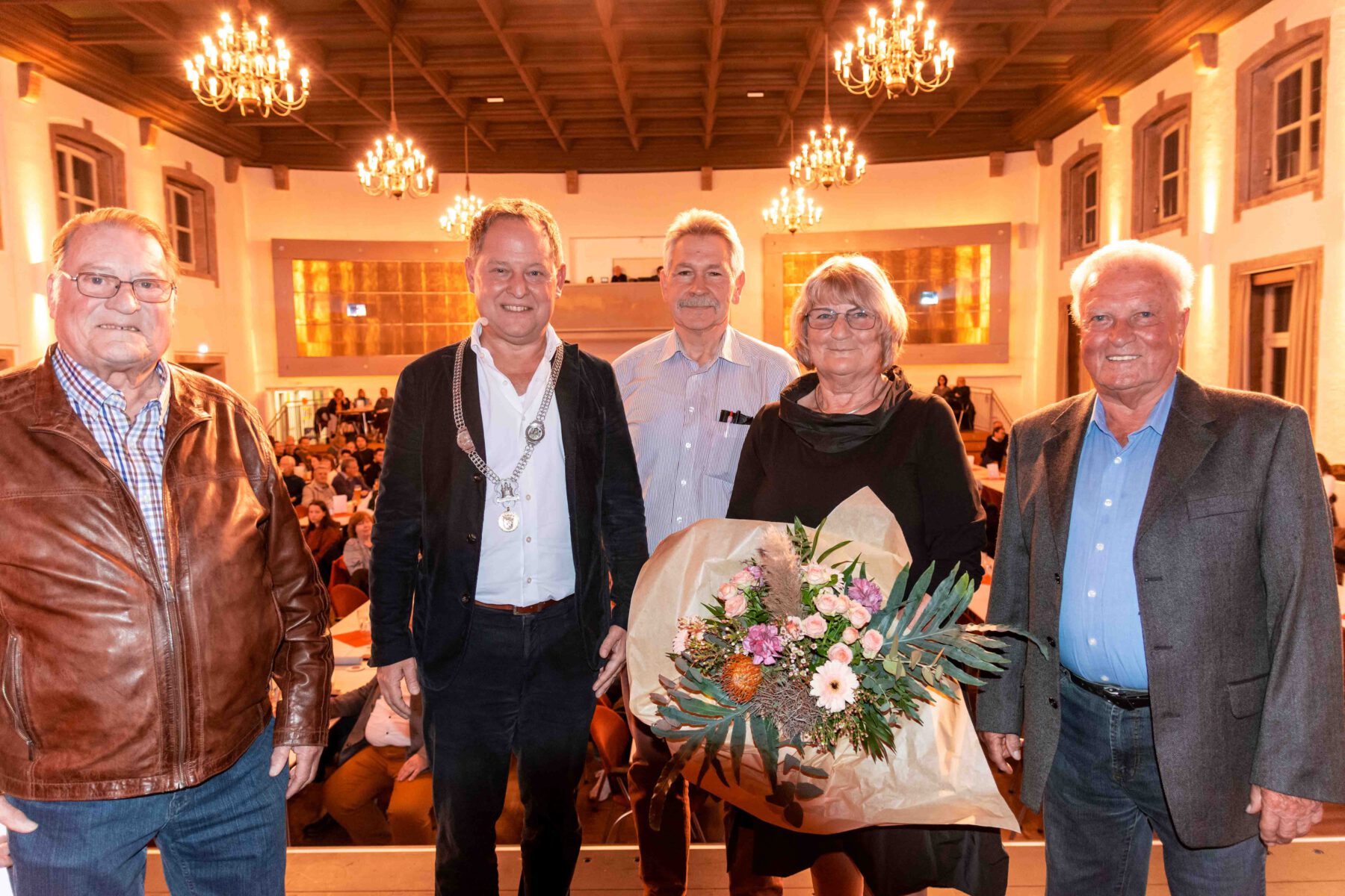 Die Geehrten 2022 mit Erstem Bürgermeister Florian Schneider: Christa Seemann, Günther Reithmeier, Curt Pfeifenthaler, Christian Botz (li.)