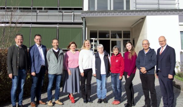 Erster Bürgermeister Florian Schneider (v.l.), Andreas Galneder, stellv. Schulleiter, Dritter Bürgermeister Stefan Angstl, Svitlana Khuda, ukrainische Lehrerin, Natalia Laib und Karin Benzing von der AWO Reischach, Iris Burkert, Lehrerin Aventinus-Gymnasium, Veronika Antonova, ukrainische Lehrerin, Raimund Said, Vorsitzender Rumänienhilfe Emmerting e. V., Dr. Ulrich Kanz, Schulleiter