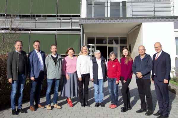 Erster Bürgermeister Florian Schneider (v.l.), Andreas Galneder, stellv. Schulleiter, Dritter Bürgermeister Stefan Angstl, Svitlana Khuda, ukrainische Lehrerin, Natalia Laib und Karin Benzing von der AWO Reischach, Iris Burkert, Lehrerin Aventinus-Gymnasium, Veronika Antonova, ukrainische Lehrerin, Raimund Said, Vorsitzender Rumänienhilfe Emmerting e. V., Dr. Ulrich Kanz, Schulleiter