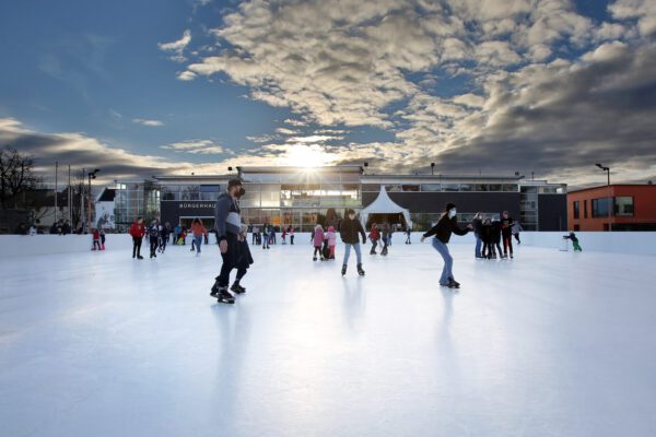 Bereits im Februar 2022 war die synthetische Eisfläche vor dem Burghauser Bürgerhaus in Betrieb.