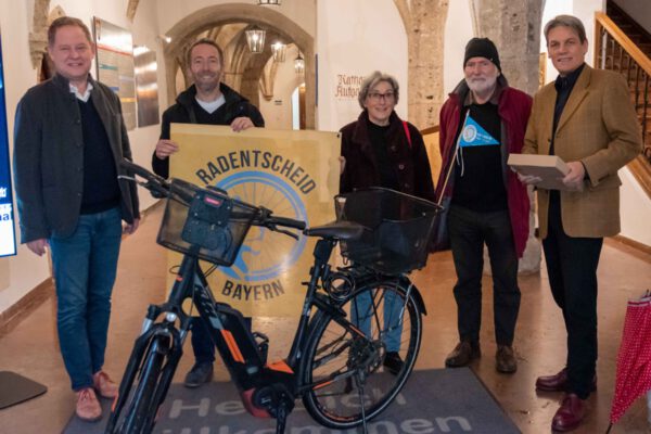 Erster Bürgermeister Florian Schneider (v.l.), Dritter Bürgermeister Stefan Angstl, Anna Schierenberg, Aktionsbündnis Verkehrswende Altötting, Ernst Spindler, Bund Naturschutz Ortsgruppe Burghausen, Peter Áldozó, Grünen-Kreisvorsitzender und Ansprechpartner Radentscheid in Burghausen bei der Übergabe der Unterschriften im Rathaus.