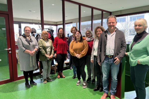 Das macht die Stadtfamilie Burghausen aus: Zusammenhalt und zwar übergreifend in Vereinen, Verbänden und Kirchen. Dieser Zusammenhalt hat ermöglicht, dass bis Ostern zusätzlich 22 Kinder im Haus der Familie betreut werden können. V.l. Dr. Larisa Glazunova, Eugenia Borchardt (Vorsitzende Int. Club), Christine Auberger (Haus der Familie), Rosi Keller, Laura Lemberger, Conny Leidgeb, Sabina Schneider