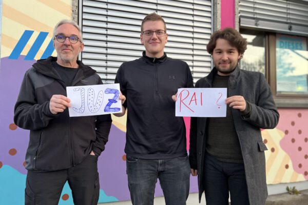 Leiter der Jugendarbeit der Stadt Burghausen Hannes Schwankner (v.l.) Praktikant Student Soziale Arbeit Heiko Reimer und David Broz vom Förderverein für die Jugendarbeit in der Stadt Burghausen.
