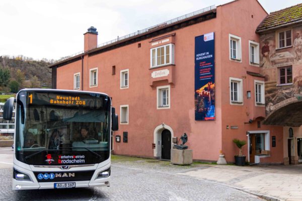 Ein Citybus fährt am Eingang zu den Grüben vorbei mit Banner zu den Adventsmärkten