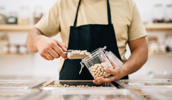 Verkäufer füllt Kichererbsen in ein Glas © Westend61 / Addictive Stock / Alex Salcedo