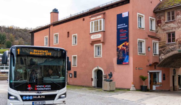 Foto:
Ein Citybus fährt am Eingang zu den Grüben vorbei mit Banner zu den Adventsmärkten 

Fotocredit: Stadt Burghausen /ebh