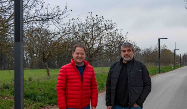 Foto:

Erster Bürgermeister Florian Schneider (l.) und Peter Huber, Leiter der Elektroabteilung der Stadt Burghausen, vor den neuen Solarleuchten an der Berghamer Straße
