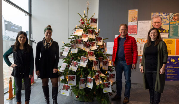 Bgm Schneider mit Bürgerhaus-Team präsentiert Wunschbaum-Aktion im Bürgerhaus