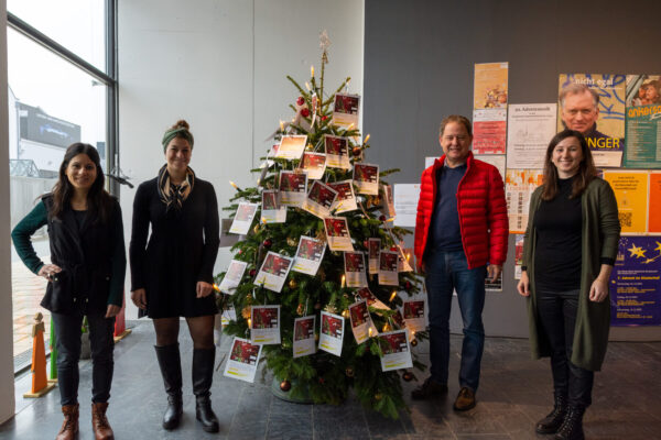 Bgm Schneider mit Bürgerhaus-Team präsentiert Wunschbaum-Aktion im Bürgerhaus