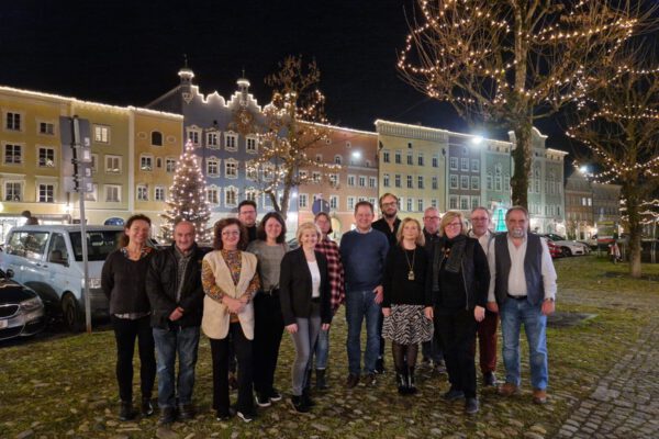 Fotocredit: Stadt Burghausen / Hinterwinkler




(v. l.)

Personalamtsleiterin Ute Werner, Muharrem Yildirim, Angela Pencov, Johannes Orsan, Claudia Donner, Bettina Hollerrieder, Regina Coufal, Erster Bürgermeister Florian Schneider, Andreas Wimmer, Angelika Schuder, Martin Hinterwinkler, Birgit Reineke-Reiprich, Werner Lechner, Christian Eichinger




Nicht auf dem Bild sind Karin Taubmann, Elisabeth Kost, Angelika Axmann, Corinna Ulbert-Wild, Gabriele Knöckl.