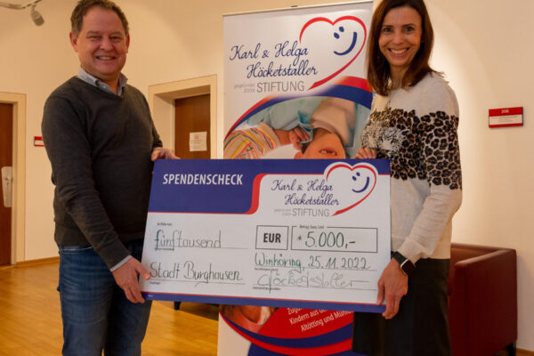 Fotocredit: Stadt Burghausen / köx 

Erster Bürgermeister Florian Schneider nahm die Spende von der Höcketstaller-Stiftung sehr gerne entgegen. Überreicht hat den symbolischen Scheck Petra Höcketstaller im Namen ihres Vaters Karl, der das ganze Jahr Geld sammelt, um es zum Jahresende