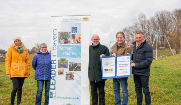 Sarah Freudlsperger, Umweltamt Burghausen (v.l.), Elke Ott, Management LAG LEADER Traun-Alz-Salzach, Johann Kölbl, Koordinator LEADER Südliches Oberbayern, Erster Bürgermeister Florian Schneider, Andreas Bratzdrum, Vorsitzender LAG LEADER Traun-Alz-Salzach