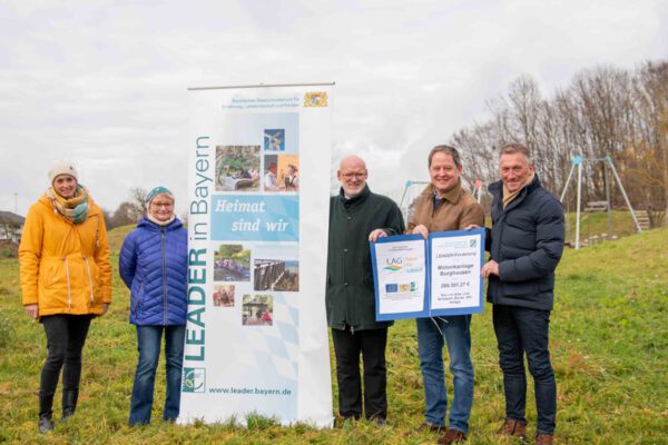 Sarah Freudlsperger, Umweltamt Burghausen (v.l.), Elke Ott, Management LAG LEADER Traun-Alz-Salzach, Johann Kölbl, Koordinator LEADER Südliches Oberbayern, Erster Bürgermeister Florian Schneider, Andreas Bratzdrum, Vorsitzender LAG LEADER Traun-Alz-Salzach
