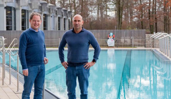 Fotos:

Erster Bürgermeister Florian Schneider (l.) und Bäderleiter Markus Günthner vor dem vollen Solebecken. Ab Donnerstag, 15. Dezember 2022, ist das Solebecken wieder geöffnet. 

Fotocredit: Stadt Burghausen/ebh