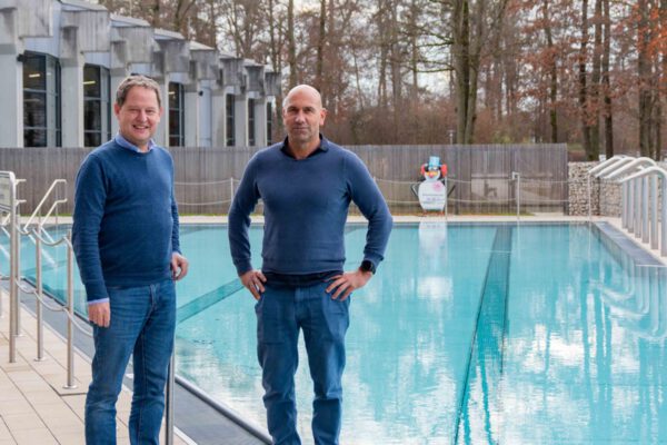 Fotos:

Erster Bürgermeister Florian Schneider (l.) und Bäderleiter Markus Günthner vor dem vollen Solebecken. Ab Donnerstag, 15. Dezember 2022, ist das Solebecken wieder geöffnet. 

Fotocredit: Stadt Burghausen/ebh