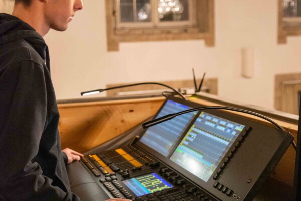 Auszubildender als Fachkraft für Veranstaltungstechniker Sam Kirchner bei der Arbeit - Fotocredit: Stadt Burghausen / Sam Kirchner - Eberle / Manfred Prostmaier - Königseder