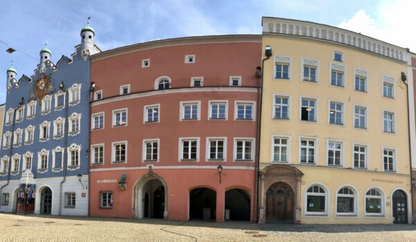 Biblioteca comunale della città di Burghausen e piazza della città EWO - foto köx