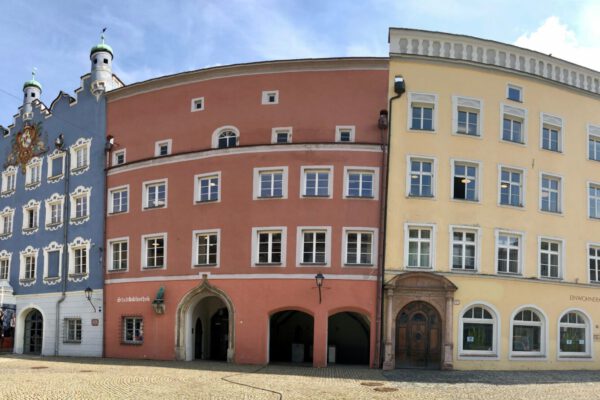 Stadt Burghausen Stadtbibliothek und EWO Stadtplatz -  Foto köx