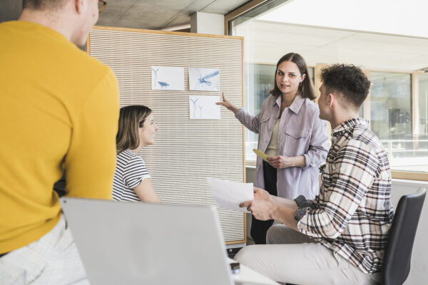Vier junge Personen während einer Diskussion bei der Arbeit © Westend61 / Uwe Umstätter