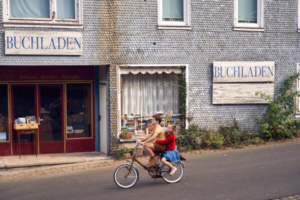 WAS MAN VON HIER AUS SEHEN KANN Ein Herz und eine Seele: Martin (Cosmo Taut) und Luise (Ava Petsch)