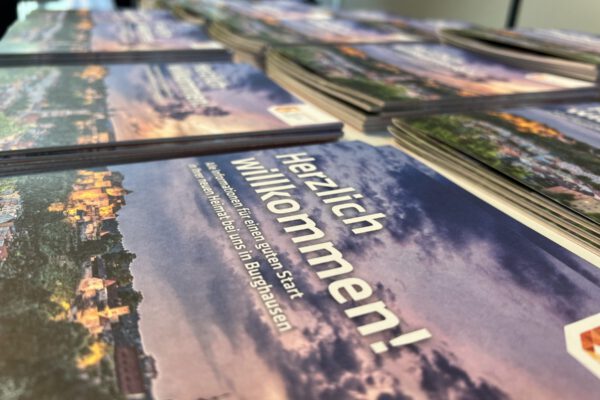 Die Neubürgerbroschüre mit allen wichtigen Infos rund um Burghausen © Stadt Burghausen / köx