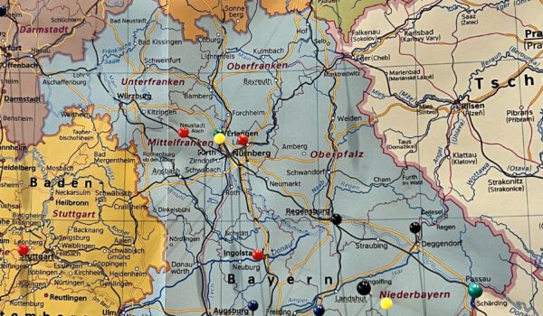 Ein Karte mit Stecknadeln zeigt den Herkunftsort der Neubürgerinnen und Neubürger © Stadt Burghausen / köx