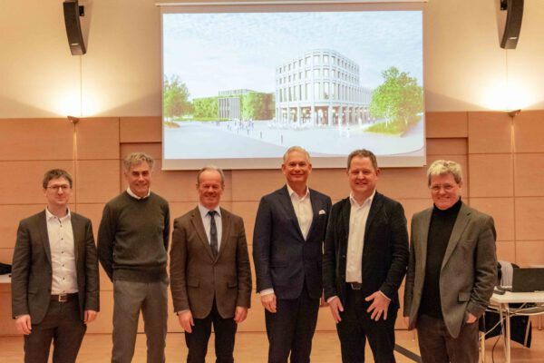 Gemeinsam stark für die nachhaltige und zukunftsfähige Stadtentwicklung:
Prof. Dr. Dominik Pentlehner (v.l.), Josef Hinterschwepfinger, Anton Steinberger, Wolfgang Altmüller, Bürgermeister Florian Schneider, Prof. Heinrich Köster. 
Fotocredit: Stadt Burghausen/ ebh