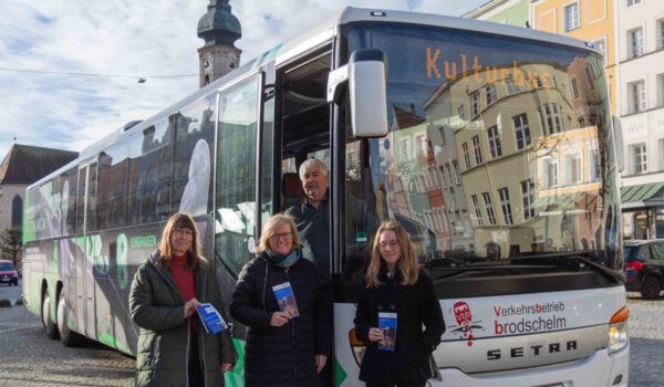 Sabine Ressel (v.l.), Mitarbeiterin Kulturbüro, Birgit Reinecke-Reiprich, Leiterin Kulturbüro, Josef Ammer, Busfahrer, und FSJ-lerin Juliana Wimmer mit dem Kulturbus am Stadtplatz.