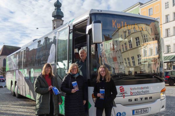 Sabine Ressel (v.l.), Mitarbeiterin Kulturbüro, Birgit Reinecke-Reiprich, Leiterin Kulturbüro, Josef Ammer, Busfahrer, und FSJ-lerin Juliana Wimmer mit dem Kulturbus am Stadtplatz. Sabine Ressel (v.l.), Mitarbeiterin Kulturbüro, Birgit Reinecke-Reiprich, Leiterin Kulturbüro, Josef Ammer, Busfahrer, und FSJ-lerin Juliana Wimmer mit dem Kulturbus am Stadtplatz.