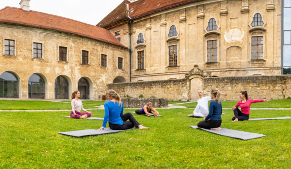 Ejercicio de yoga en el jardín del Monasterio Raitanhaslach © Robert Banfic