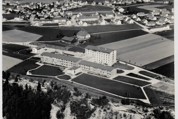 Foto vom Haus der Fotografie. Die Burghauser Neustadt 1956 mit dem neu erbauten Krankenhaus und Wacker im Hintergrund. Foto vom Haus der Fotografie. Die Burghauser Neustadt 1956 mit dem neu erbauten Krankenhaus und Wacker im Hintergrund.