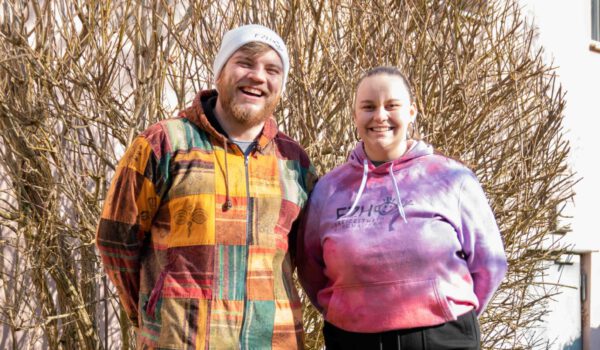 Marcel Anslinger (l.), Leiter des Freizeitheims, und Johanna Hacker, ehrenamtliche Helferin im Freizeitheim, hoffen, dass sich viele Interessierte melden, die kreative Kurse für Kinder im Freizeitheim anbieten wollen.