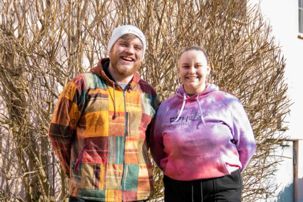 Marcel Anslinger (l.), Leiter des Freizeitheims, und Johanna Hacker, ehrenamtliche Helferin im Freizeitheim, hoffen, dass sich viele Interessierte melden, die kreative Kurse für Kinder im Freizeitheim anbieten wollen. Marcel Anslinger (l.), Leiter des Freizeitheims, und Johanna Hacker, ehrenamtliche Helferin im Freizeitheim, hoffen, dass sich viele Interessierte melden, die kreative Kurse für Kinder im Freizeitheim anbieten wollen.