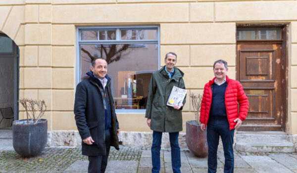 Vor dem neuen Büro in den Grüben II Manfred Winkler tonias Hanig Bgm Schneider