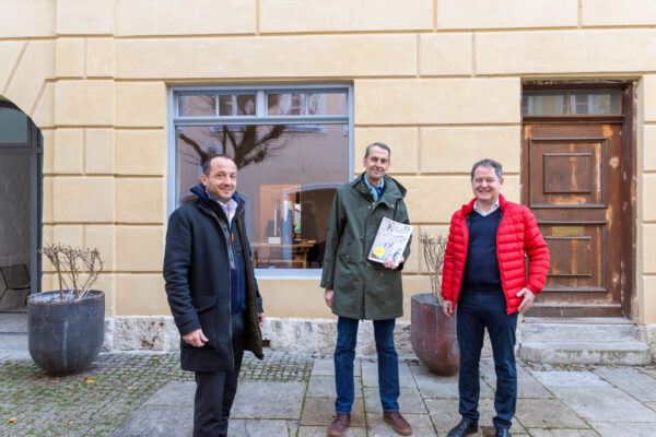 Vor dem neuen Büro in den Grüben II: Manfred Winkler, Tobias Hanig, Bgm. Schneider Vor dem neuen Büro in den Grüben II Manfred Winkler tonias Hanig Bgm Schneider